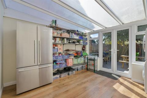 84 Hookfield, Epsom, KT19 8JG