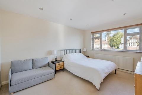 84 Hookfield, Epsom, KT19 8JG