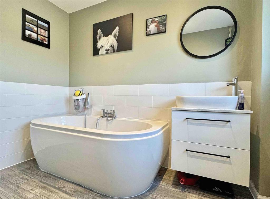 Bathroom b.jpg
