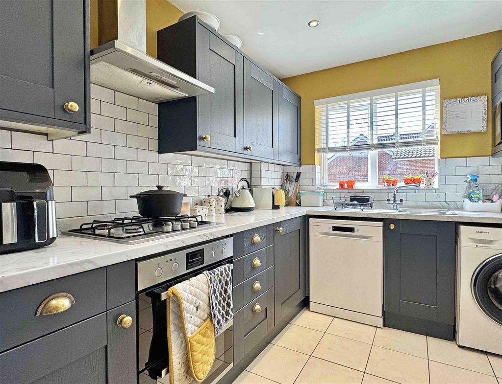 Kitchen b.jpg