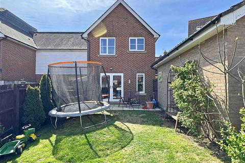 2 Coopers Crescent, Great Notley, Braintree, CM77 7DG