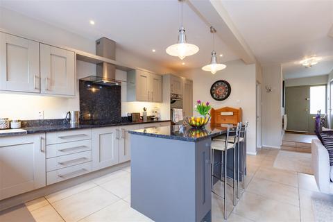 5 Chapmans Piece, Burford, OX18 4DN