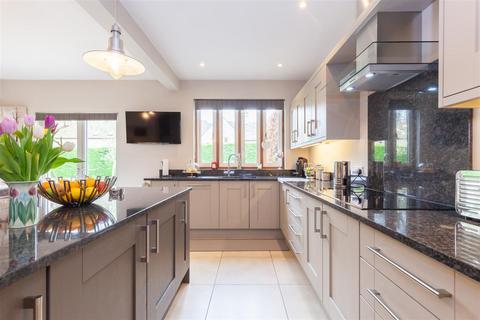 5 Chapmans Piece, Burford, OX18 4DN