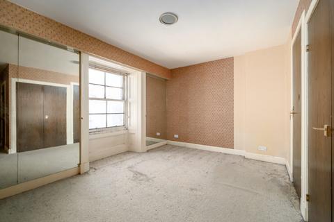90/8 Princes Street, Edinburgh, EH2 2ER