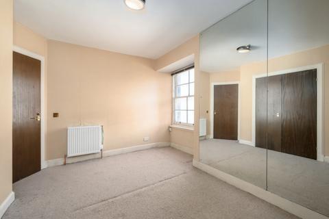 90/8 Princes Street, Edinburgh, EH2 2ER