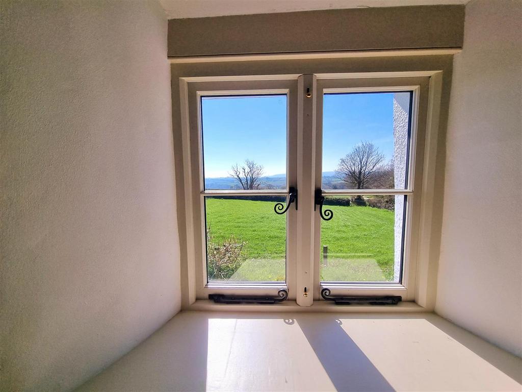 Bed 1 window.jpg