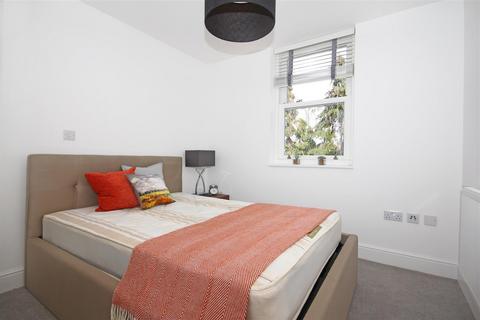 4, Lansdowne Lodge Sutherland Road, London, W13 0DX