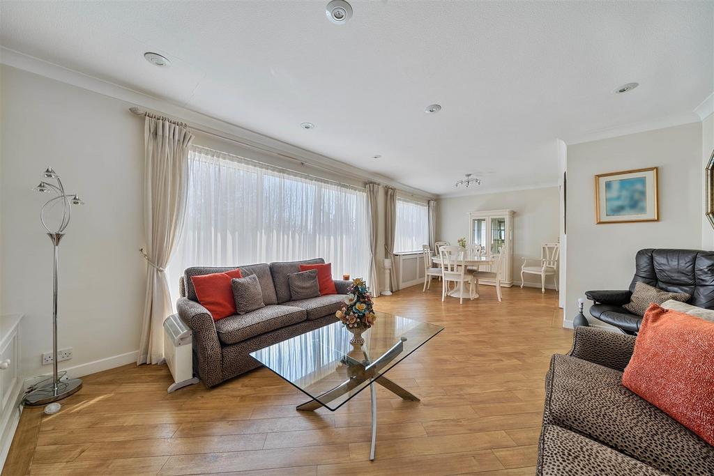 Lounge/Dining Room: