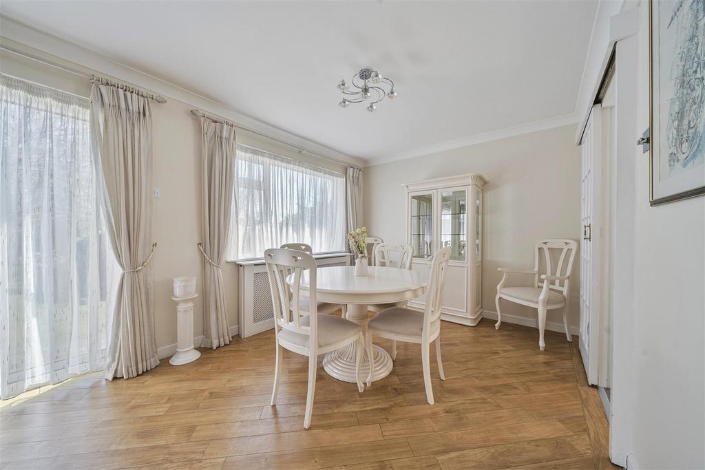 Lounge/Dining Room: