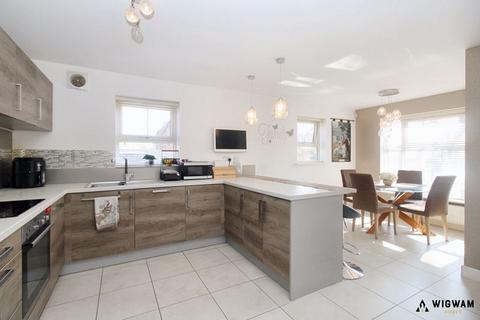 4 bedroom detached house for sale, Maybury Road, Hull, HU9