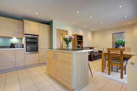 4 bedroom detached house for sale, Yew Tree Avenue, Chester CH1