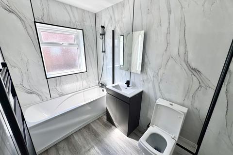 2 bedroom flat to rent, Crabton Close Road, Bournemouth BH5