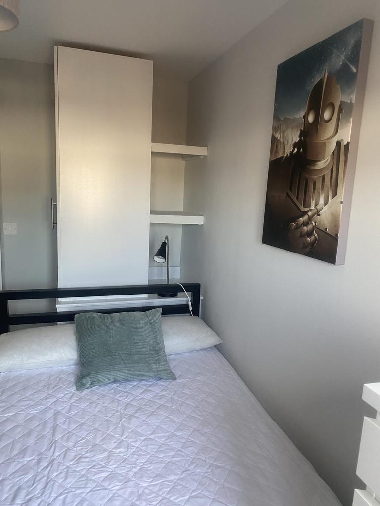 A cozy and inviting double bedroom featuring mo...