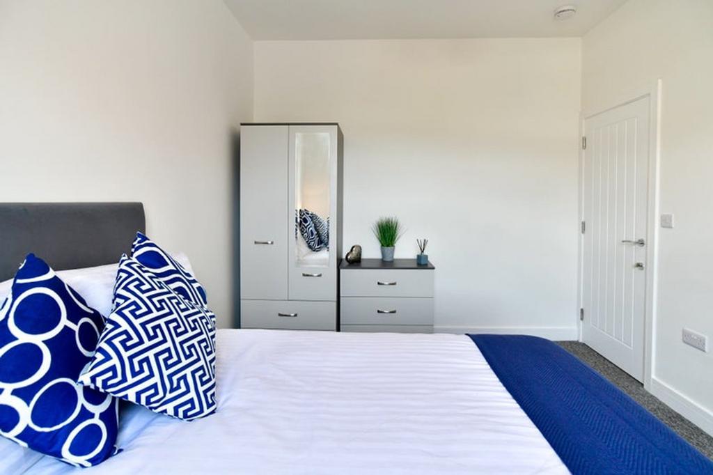 Bright and inviting double bedroom featuring st...