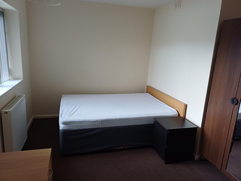 This welcoming double bedroom features a comfor...