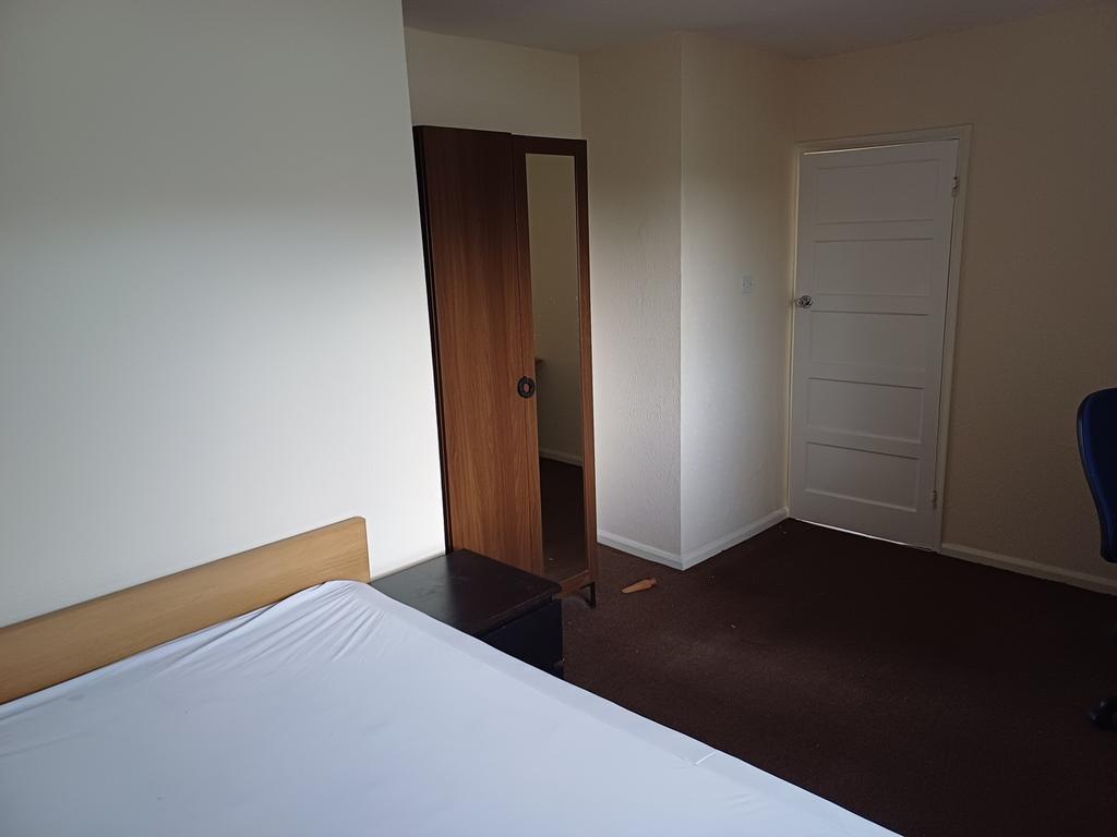 A cozy double bedroom featuring a spacious layo...