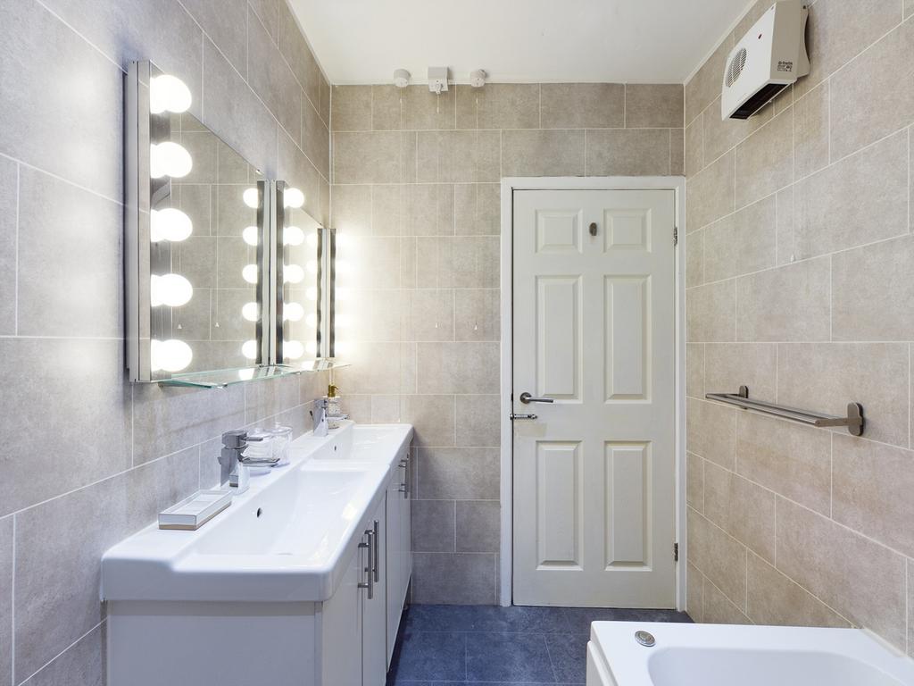A bright and modern bathroom featuring stylish ...