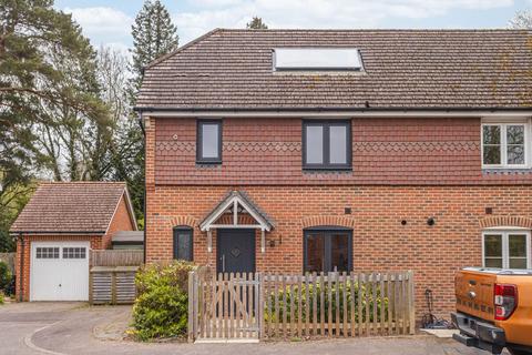 3 bedroom semi-detached house to rent, Springfield Gardens, East Grinstead RH19