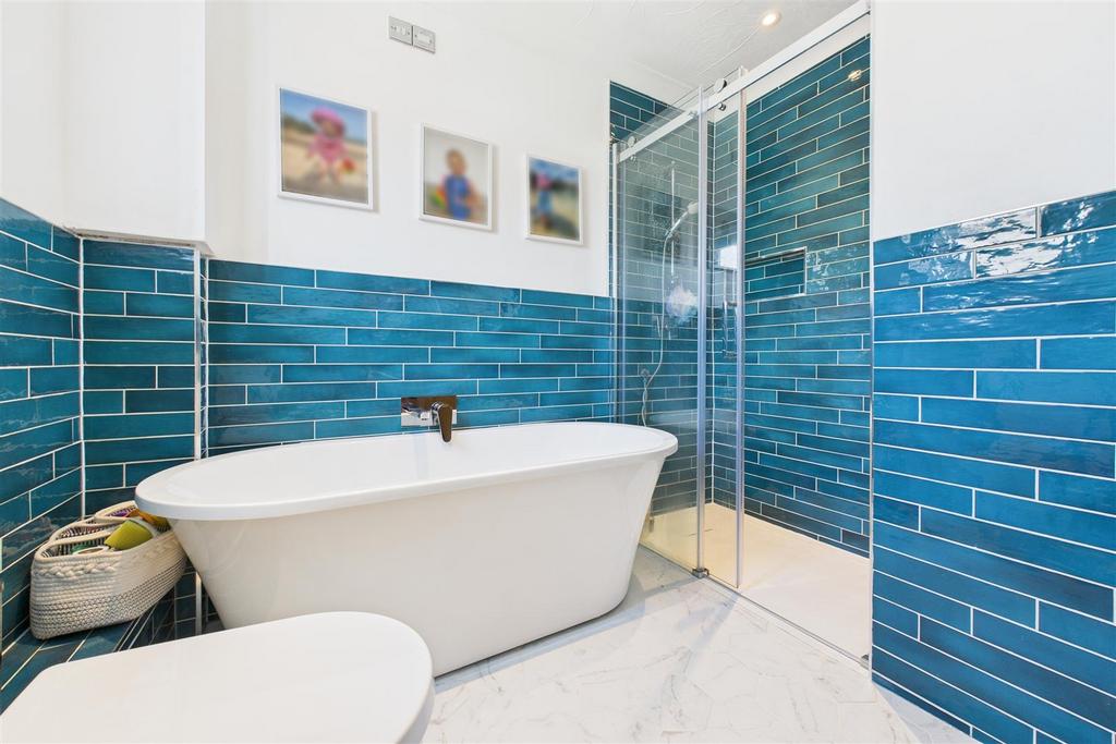 En-Suite bathroom with shower