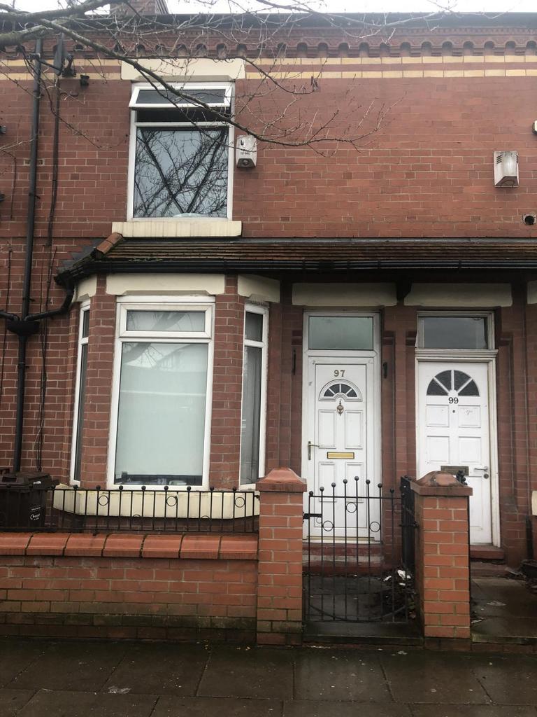 Large g/f room in house share with 3 others