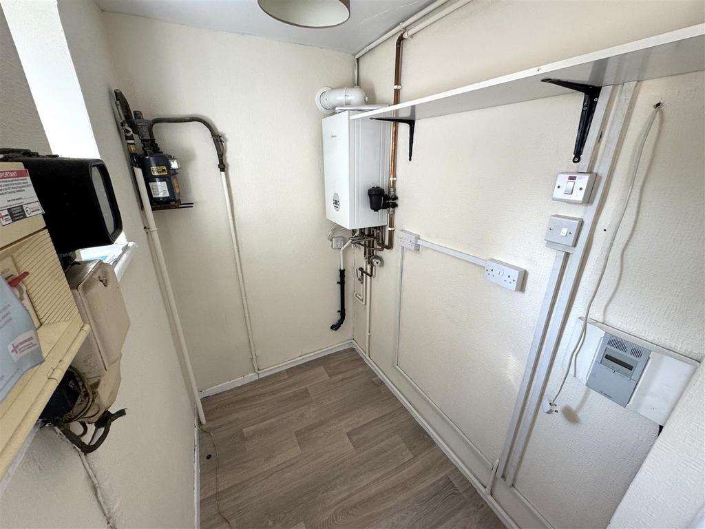 Rear lobby/utility space