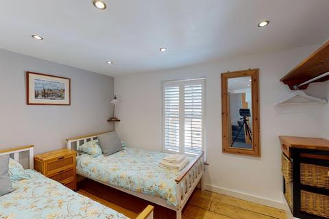 2a Church Square, Broadstairs, CT10 1HB
