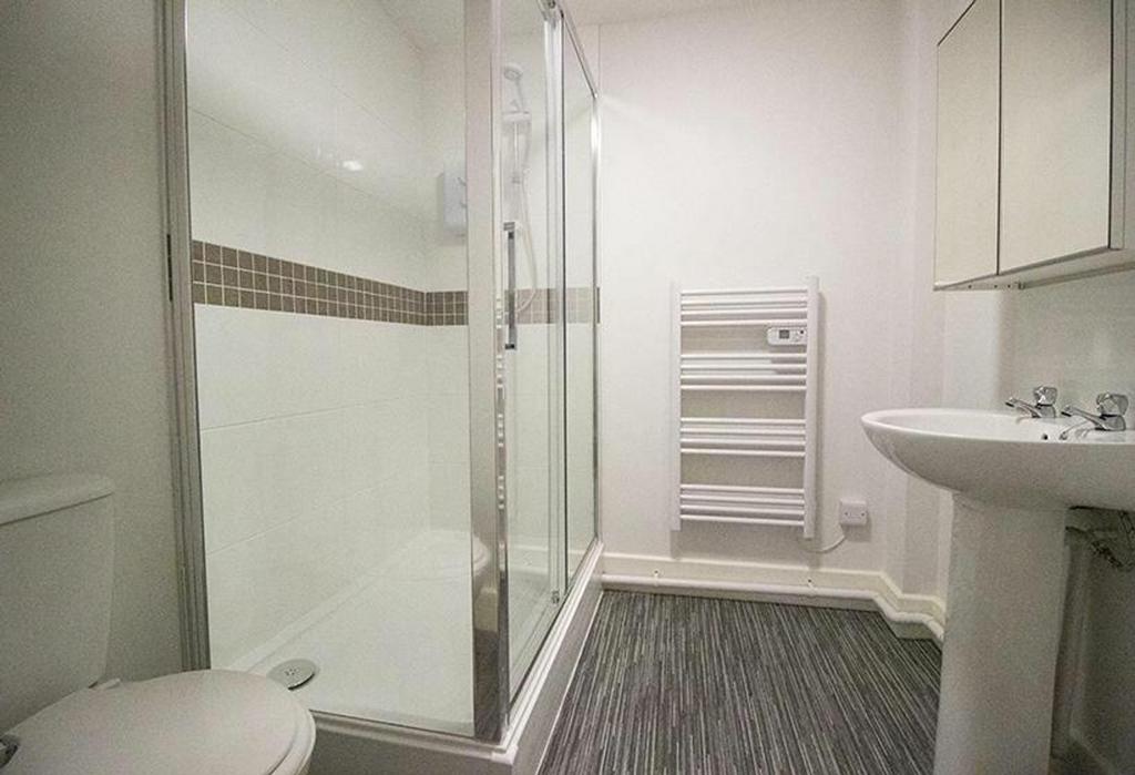 A sleek and modern bathroom featuring a spaciou...