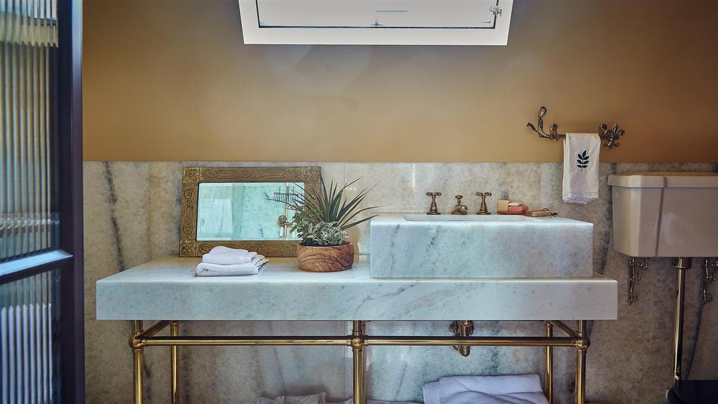 Bathroom 1 4.jpg