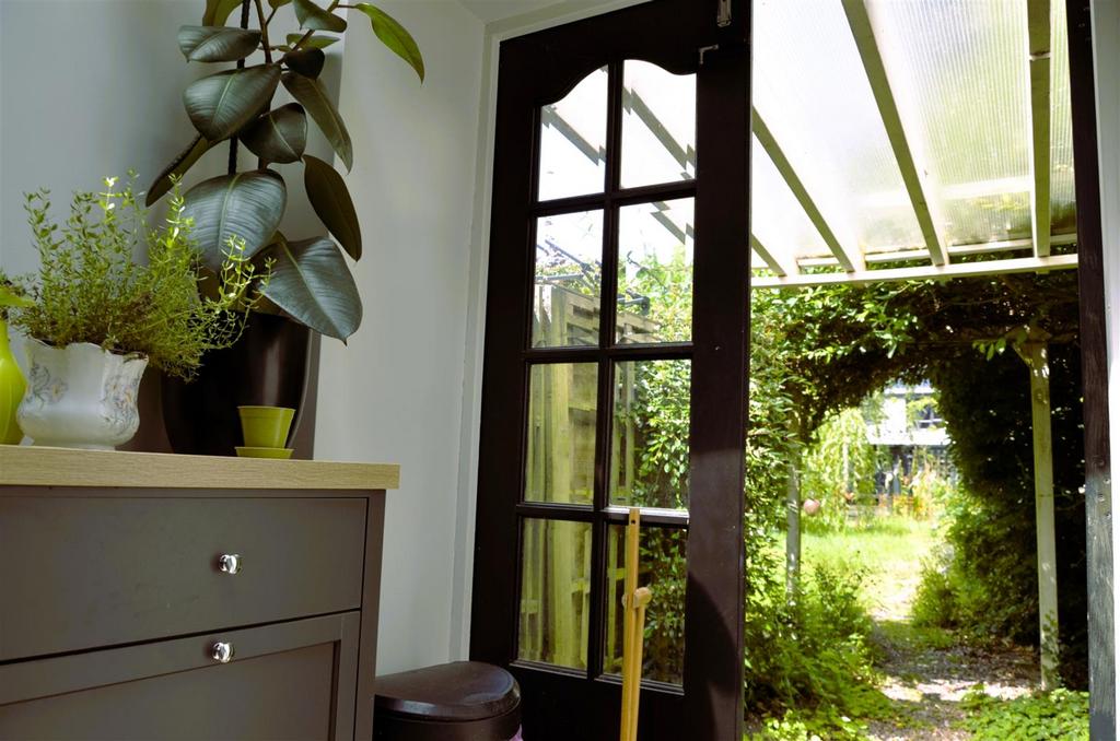 Back door to garden.JPG