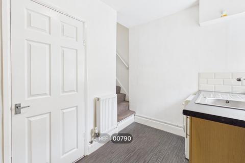2 bedroom terraced house to rent, Colenso Villas, Barnsley Street, Hull, HU8 7TE