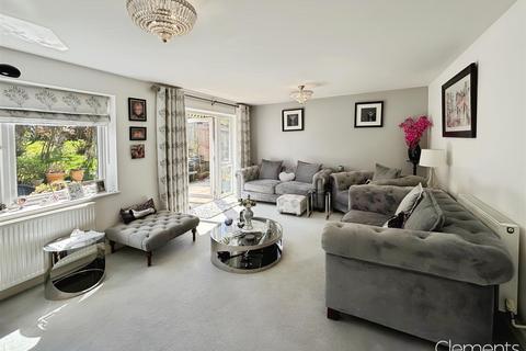 16 Achilles Close, Hemel Hempstead, HP2 5QA