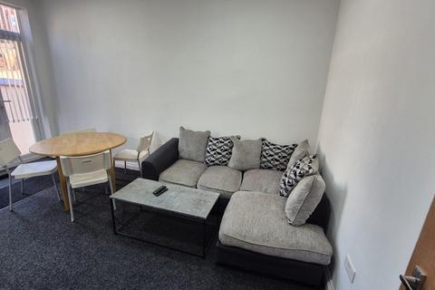 5 bedroom terraced house to rent, Heald Place, M14 5NJ