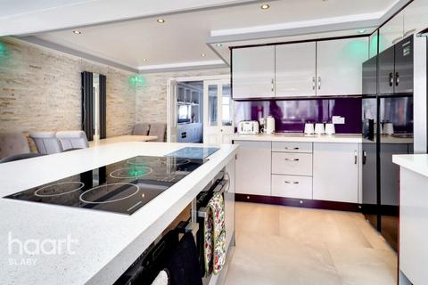 4 bedroom semi-detached house for sale, Kensington Close, Leicester