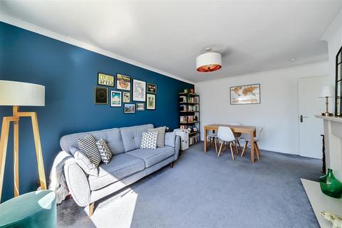 2 Warwick Gardens, Thames Ditton, KT7 0RA
