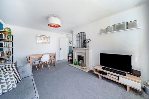 2 Warwick Gardens, Thames Ditton, KT7 0RA