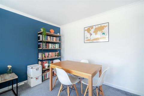 2 Warwick Gardens, Thames Ditton, KT7 0RA