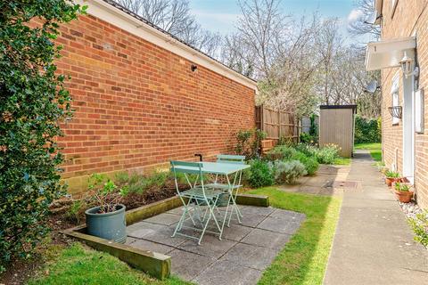 2 Warwick Gardens, Thames Ditton, KT7 0RA