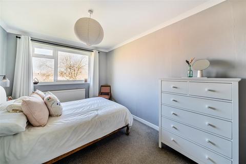 2 Warwick Gardens, Thames Ditton, KT7 0RA