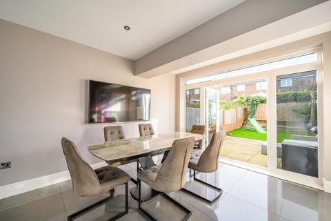 4 bedroom semi-detached house for sale, Leeds Road, Woodkirk, WF12