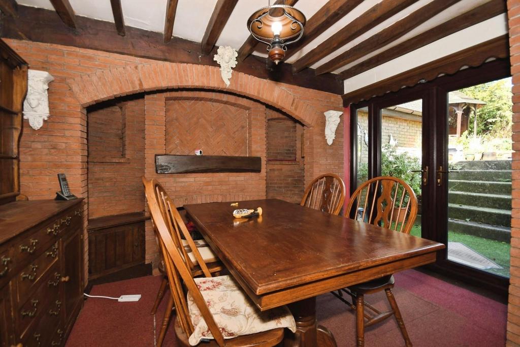 DINING ROOM.jpg