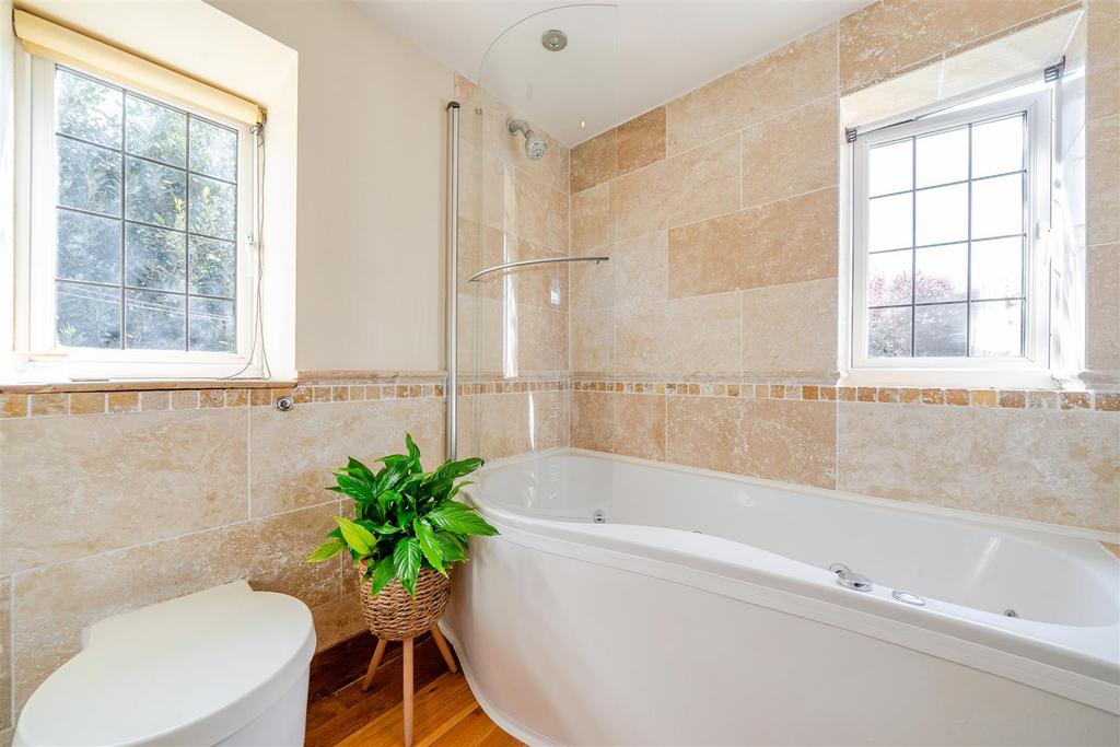 Master En-Suite Bathroom