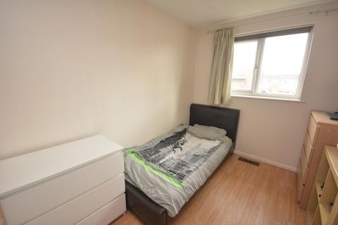 3 bedroom terraced house to rent, Osea Way, CM1