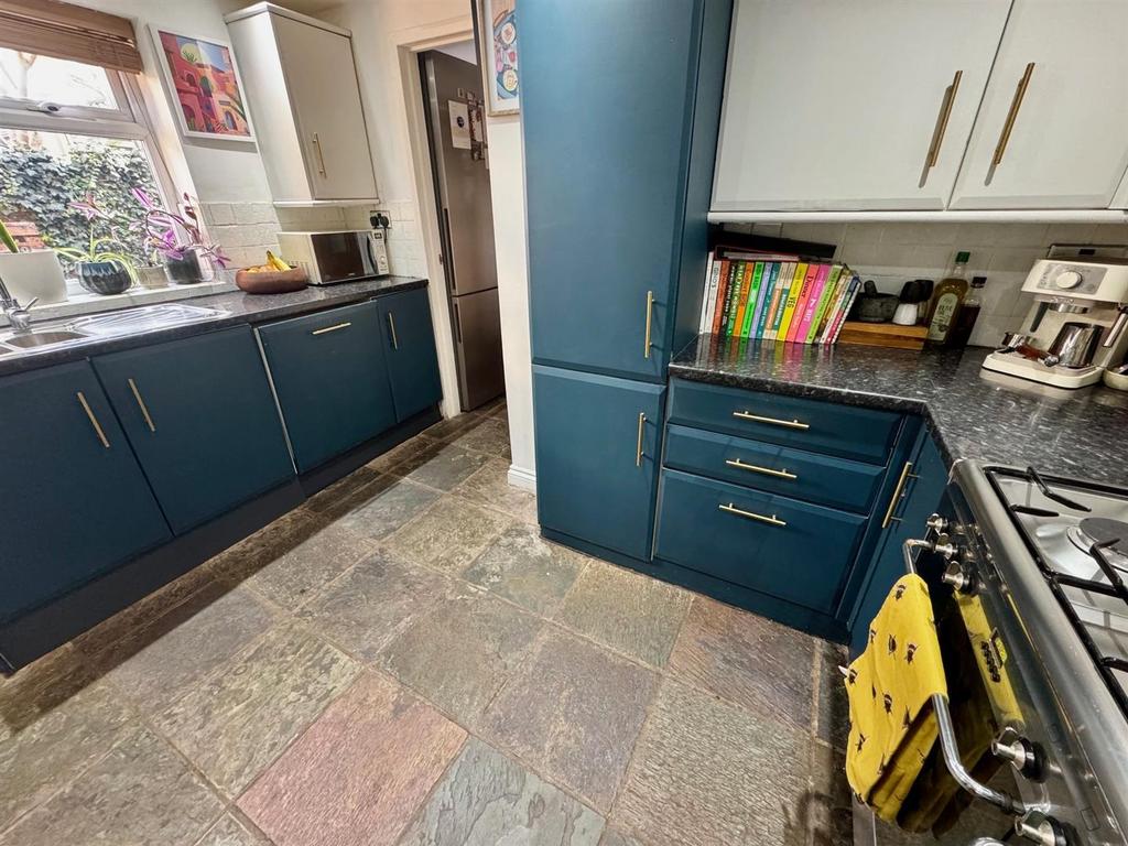 Kitchen 2.jpg