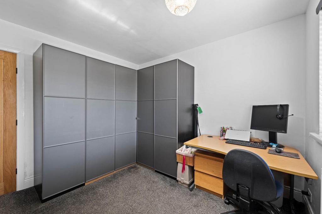 BEDROOM 4 02.jpg