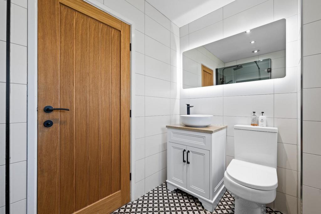 SHOWER ROOM.jpg