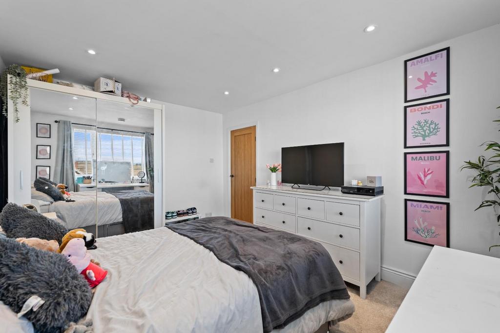 BEDROOM 3 02.jpg
