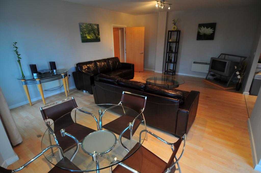 This beautifully presented two double bedroom apa