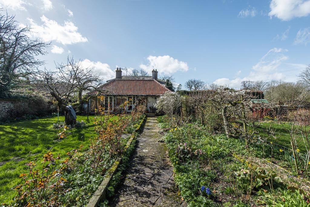 The White House-Fakenham-1 T202504091021.jpg