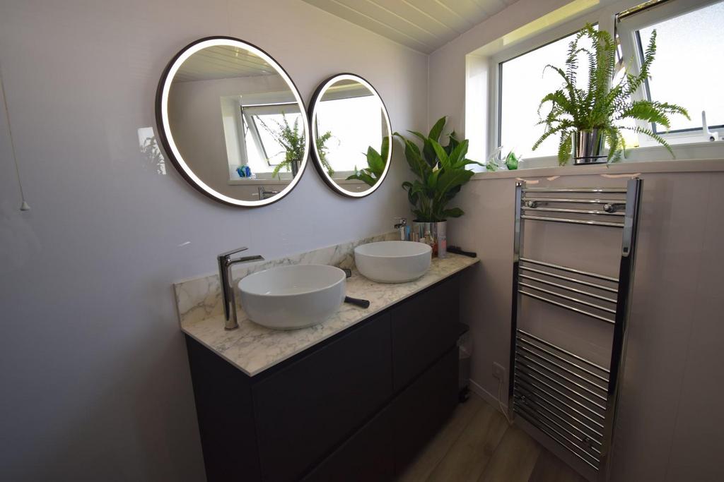 Bathroom .JPG