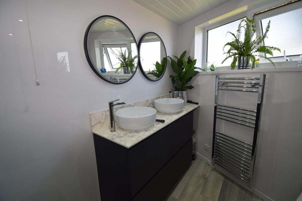 Bathroom 2.JPG
